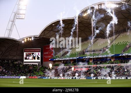 Melbourne, Australien, 21. Mai 2022. Feuerwerke werden während des Halbfinalmatches Der A-League zwischen Melbourne Victory und Western United im AAMI Park am 21. Mai 2022 in Melbourne, Australien, gesehen. Kredit: Dave Hewison/Speed Media/Alamy Live Nachrichten Stockfoto