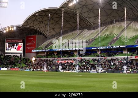 Melbourne, Australien, 21. Mai 2022. Feuerwerke werden während des Halbfinalmatches Der A-League zwischen Melbourne Victory und Western United im AAMI Park am 21. Mai 2022 in Melbourne, Australien, gesehen. Kredit: Dave Hewison/Speed Media/Alamy Live Nachrichten Stockfoto