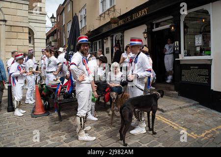 Windsor, Großbritannien. 21.. Mai 2022. Tänzer Von Bedlam Morris. Touristen, Besucher und Einheimische genossen es, die Morris-Tänzer heute vor der Guildhall und dem Prince Harry Pub in Windsor zu beobachten. Quelle: Maureen McLean/Alamy Live News Stockfoto