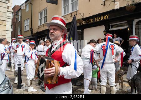 Windsor, Großbritannien. 21.. Mai 2022. Tänzer Von Bedlam Morris. Touristen, Besucher und Einheimische genossen es, die Morris-Tänzer heute vor der Guildhall und dem Prince Harry Pub in Windsor zu beobachten. Quelle: Maureen McLean/Alamy Live News Stockfoto