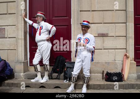 Windsor, Großbritannien. 21.. Mai 2022. Tänzer Von Bedlam Morris. Touristen, Besucher und Einheimische genossen es, die Morris-Tänzer heute vor der Guildhall und dem Prince Harry Pub in Windsor zu beobachten. Quelle: Maureen McLean/Alamy Live News Stockfoto