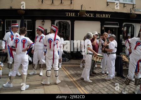 Windsor, Großbritannien. 21.. Mai 2022. Tänzer Von Bedlam Morris. Touristen, Besucher und Einheimische genossen es, die Morris-Tänzer heute vor der Guildhall und dem Prince Harry Pub in Windsor zu beobachten. Quelle: Maureen McLean/Alamy Live News Stockfoto