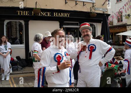 Windsor, Großbritannien. 21.. Mai 2022. Tänzer Von Bedlam Morris. Touristen, Besucher und Einheimische genossen es, die Morris-Tänzer heute vor der Guildhall und dem Prince Harry Pub in Windsor zu beobachten. Quelle: Maureen McLean/Alamy Live News Stockfoto