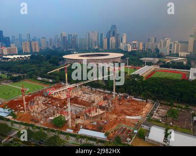 Jakarta, Indonesien - 13. April 2022 : Gelora Bung Karno Stadion in Jakarta Indonesien. Im vorderen Bereich des Stadions wird ​​the gebaut. Stockfoto