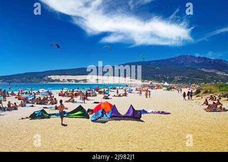 Tarifa, (Costa de la luz, Playa de Bolonia), Spanien - Juni 18. 2016: Atlantik spanischer Sandstrand, Kitesurfer, Dünen, Hügel, blauer Sommerhimmel Stockfoto