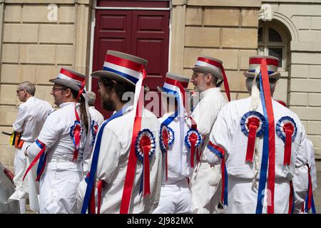 Windsor, Großbritannien. 21.. Mai 2022. Tänzer Von Bedlam Morris. Touristen, Besucher und Einheimische genossen es, die Morris-Tänzer heute vor der Guildhall und dem Prince Harry Pub in Windsor zu beobachten. Quelle: Maureen McLean/Alamy Live News Stockfoto