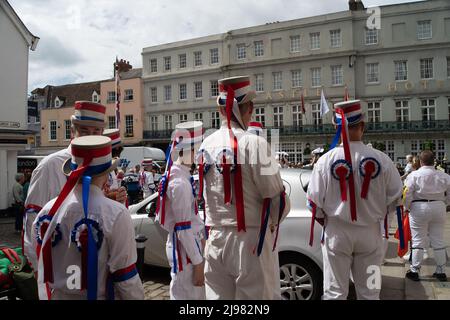 Windsor, Großbritannien. 21.. Mai 2022. Tänzer Von Bedlam Morris. Touristen, Besucher und Einheimische genossen es, die Morris-Tänzer heute vor der Guildhall und dem Prince Harry Pub in Windsor zu beobachten. Quelle: Maureen McLean/Alamy Live News Stockfoto