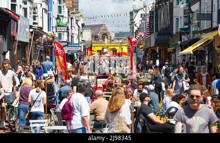 Brighton UK 21. May 2022 - die Massen genießen heute die Sonne in Brighton's North Laine, da das warme Wetter über das Wochenende anhalten wird : Credit Simon Dack / Alamy Live News Stockfoto