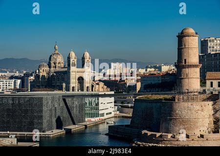 Frankreich. Marseille.Das Mucem. Museum der europäischen und mediterranen Zivilisationen das Fort Saint Jean und im Hintergrund die Kathedrale La Major Stockfoto