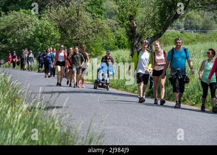 Sedlec, Tschechische Republik. 21.. Mai 2022. Touristen nehmen am Samstag, den 21. Mai 2022, am jährlichen Prags-Prcice-marsch im Dorf Sedlec in der Nähe von Prag 55. Teil. Der berühmteste marsch in der Tschechischen Republik fand seit 1966 statt. Kredit: Michaela Rihova/CTK Foto/Alamy Live Nachrichten Stockfoto