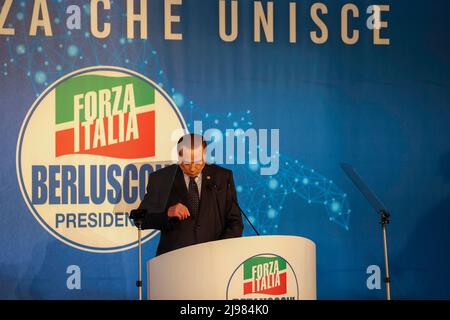 Neapel, Kampanien, ITALIEN. 21.. Mai 2022. 20/05/2022 Neapel, auf der Mostra DÃOltremare heute Morgen die Forza Italia Konferenz ''das Italien der Zukunft, die Kraft, die vereint'' begann viele nationale und europäische Persönlichkeiten anwesend und morgen wird es die Anwesenheit des Führers Silvio Berlusconi sein.auf dem Bild: Der Präsident Silvio Berlusconi (Foto: © Fabio Sasso/ZUMA Pressdraht) Stockfoto