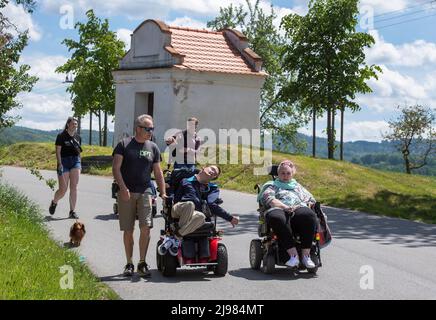 Prcice, Tschechische Republik. 21.. Mai 2022. Am 55. Samstag, den 21. Mai, nehmen Touristen und behinderte Menschen im Rollstuhl an der jährlichen Parade Prag-Prcice, Prcice, Mittelböhmen, Teil. 2022. Der berühmteste marsch in der Tschechischen Republik fand ab 1966 statt. Kredit: Michaela Rihova/CTK Foto/Alamy Live Nachrichten Stockfoto