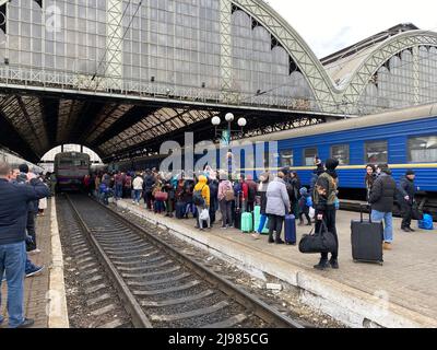 Lviv, Ukraine 02.26.2022 - Flüchtlinge und Vertriebene aus der ganzen Ukraine fliehen vor der russischen Invasion. Die Menschen gehen in die Richtung von Stockfoto