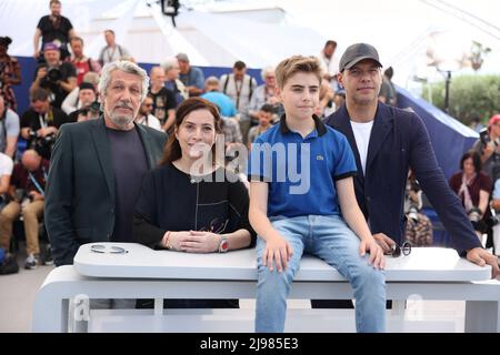 Alain Chabat, Anne Goscinny, Simon Faliu und Laurent Lafitte nehmen am 75. 21. Mai 2022 in Cannes, Frankreich, an der Fotoserie „Le Petit Nicolas - Qu'est CE Qu'on attend Pour Etre Heureux“ Teil. Foto von David Boyer/ABACAPRESS.COM Stockfoto