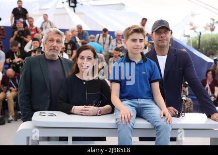 Alain Chabat, Anne Goscinny, Simon Faliu und Laurent Lafitte nehmen am 75. 21. Mai 2022 in Cannes, Frankreich, an der Fotoserie „Le Petit Nicolas - Qu'est CE Qu'on attend Pour Etre Heureux“ Teil. Foto von David Boyer/ABACAPRESS.COM Stockfoto