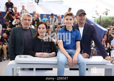 Alain Chabat, Anne Goscinny, Simon Faliu und Laurent Lafitte nehmen am 75. 21. Mai 2022 in Cannes, Frankreich, an der Fotoserie „Le Petit Nicolas - Qu'est CE Qu'on attend Pour Etre Heureux“ Teil. Foto von David Boyer/ABACAPRESS.COM Stockfoto