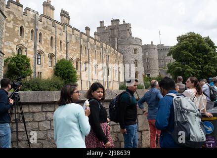 Windsor, Großbritannien. 21.. Mai 2022. Heute stehen Menschen vor Windsor Castle Schlange. Die Temperaturen erreichten angenehme 19 Grad. Quelle: Maureen McLean/Alamy Live News Stockfoto