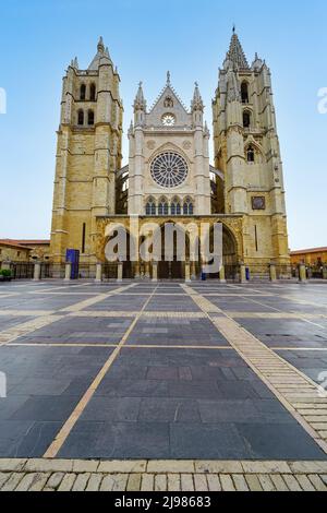 Zentrale Esplanade der barocken Kathedrale der Stadt Leon in Spanien. Stockfoto