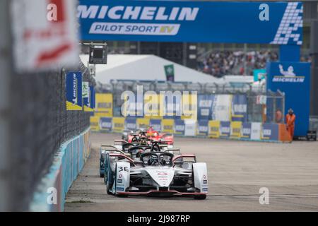 Berlin, 14.. Mai 2022. 2022 Shell Recharge Berlin E-Prix, Runde 7 der ABB FIA Formel E Weltmeisterschaft 2021-22, Tempelhof Airport Circuit in Berlin, Deutschland im Bild: #36 Andre LOTTERER (GER) vom TAG Heuer Porsche Formel E Team © Piotr Zajac/Alamy Live News Stockfoto