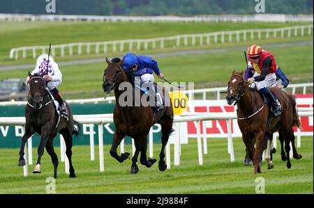 Der von William Buick (zweiter links) geritten native Trail gewinnt die Tattersalls Irish 2.000 Guineas am zweiten Tag des Tattersalls Irish Guineas Festivals auf der Curragh Rennbahn in der Grafschaft Kildare, Irland. Bilddatum: Samstag, 21. Mai 2022. Stockfoto