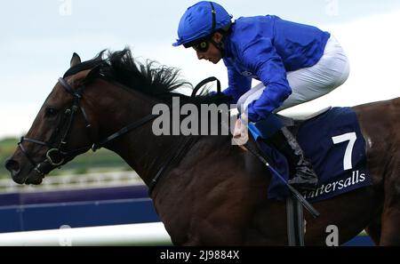 Der von William Buick gerittene native Trail gewinnt die Tattersalls Irish 2.000 Guineas am zweiten Tag des Tattersalls Irish Guineas Festivals auf der Curragh Rennbahn in der Grafschaft Kildare, Irland. Bilddatum: Samstag, 21. Mai 2022. Stockfoto
