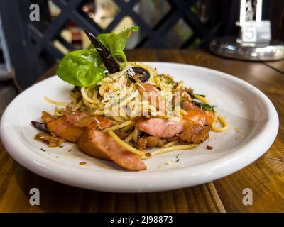 Die Spaghetti mit getrockneten Chili und knusprigem Speck und Wurst Stockfoto