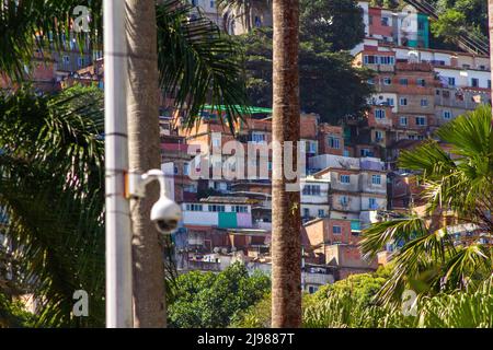 Santa Marta Favela vom Botafogo-Viertel in Rio de Janeiro aus gesehen. Stockfoto