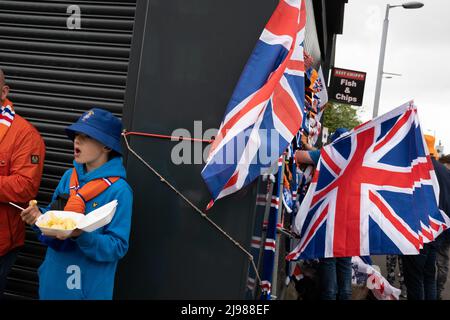 Glasgow, Großbritannien, 21.. Mai 2022. Fußballfans des Rangers FC kommen im Hampden Stadium an, um sich beim Scottish Cup Final in Glasgow, Schottland, am 21. Mai 2022, den FC Rangers gegen den FC Hearts anzusehen. Foto: Jeremy Sutton-Hibbert/Alamy Live News. Stockfoto