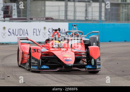 Berlin, 14.. Mai 2022. 2022 Shell Recharge Berlin E-Prix, Runde 7 der ABB FIA Formel E Weltmeisterschaft 2021-22, Tempelhof Airport Circuit in Berlin, Deutschland im Bild: #30 Oliver ROWLAND (GBR) von Mahindra Racing © Piotr Zajac/Alamy Live News Stockfoto