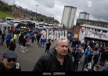 Glasgow, Großbritannien, 21.. Mai 2022. Fußballfans des Rangers FC kommen im Hampden Stadium an, um sich beim Scottish Cup Final in Glasgow, Schottland, am 21. Mai 2022, den FC Rangers gegen den FC Hearts anzusehen. Foto: Jeremy Sutton-Hibbert/Alamy Live News. Stockfoto