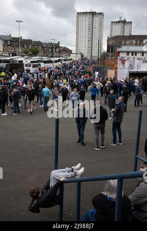 Glasgow, Großbritannien, 21.. Mai 2022. Fußballfans des Rangers FC kommen im Hampden Stadium an, um sich beim Scottish Cup Final in Glasgow, Schottland, am 21. Mai 2022, den FC Rangers gegen den FC Hearts anzusehen. Foto: Jeremy Sutton-Hibbert/Alamy Live News. Stockfoto