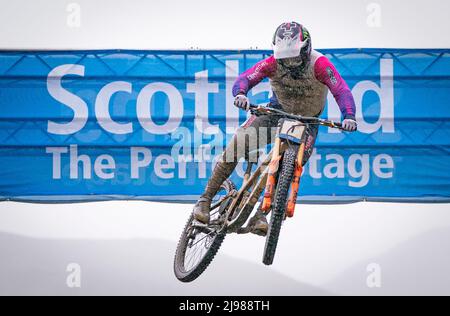 Der Franzose Amaury Pierron beim Elite Men’s Downhill Qualifying am ersten Tag des Mercedes-Benz UCI MTB World Cup in Fort William. Bilddatum: Samstag, 21. Mai 2022. Stockfoto