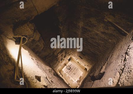 Innenansicht der Ziegelwände und Steinsäulen der antiken Stufenpyramide von Djoser in der Nekropole von Saqqara, Ägypten Stockfoto