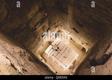 Innenansicht der Ziegelwände und Steinsäulen der antiken Stufenpyramide von Djoser in der Nekropole von Saqqara, Ägypten Stockfoto