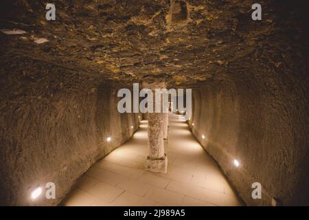 Innenansicht der Ziegelwände und Steinsäulen der antiken Stufenpyramide von Djoser in der Nekropole von Saqqara, Ägypten Stockfoto