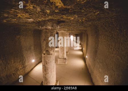 Innenansicht der Ziegelwände und Steinsäulen der antiken Stufenpyramide von Djoser in der Nekropole von Saqqara, Ägypten Stockfoto