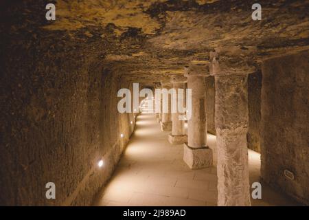 Innenansicht der Ziegelwände und Steinsäulen der antiken Stufenpyramide von Djoser in der Nekropole von Saqqara, Ägypten Stockfoto