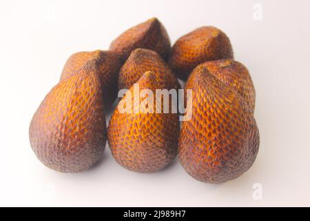 Tropischer Obstsalak oder Schlangenfrucht isoliert auf weißem Hintergrund. Obsttapete. Salak Tapete. Indonesische Früchte Stockfoto