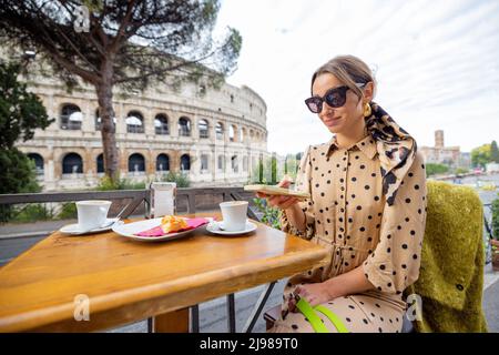 Frau im Café im Freien vor dem kolosseum in Rom, Italien Stockfoto