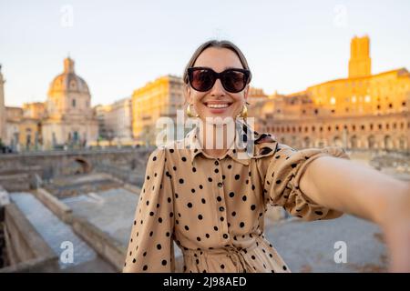 Frau, die das Forum Romanum besucht, während einer Reise durch Rom Stockfoto