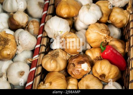 Knoblauchzwiebeln und geräucherter Knoblauch Stockfoto