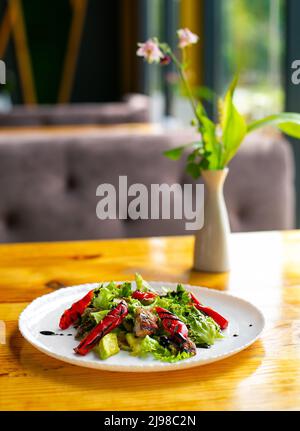 Salat mit Kalbfleisch, Pilzen und Zucchini. Rustikaler Stil. Stockfoto