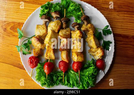 Gegrilltes Huhn auf Bambus-Spieße, Nahaufnahme Stockfoto