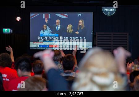 Sydney, Australien. 21.. Mai 2022. Ein Bildschirm zeigt Scott Morrisons Reaktion im Hauptquartier der Labour Party in Sydney, Australien, 21. Mai 2022. Der australische Premierminister Scott Morrison hat bei den am Samstag abgehaltenen Bundestagswahlen 2022 eine Niederlage zugestanden. Quelle: Bai Xuefei/Xinhua/Alamy Live News Stockfoto