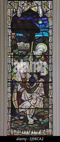 Ein Buntglasfenster von Percy Bacon & Brothers, das die Geburt Christi darstellt, Maids Moreton Church, Buckinghamshire Stockfoto
