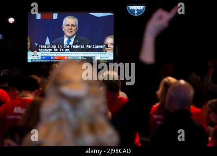 Sydney, Australien. 21.. Mai 2022. Ein Bildschirm zeigt Scott Morrisons Reaktion im Hauptquartier der Labour Party in Sydney, Australien, 21. Mai 2022. Der australische Premierminister Scott Morrison hat bei den am Samstag abgehaltenen Bundestagswahlen 2022 eine Niederlage zugestanden. Quelle: Bai Xuefei/Xinhua/Alamy Live News Stockfoto