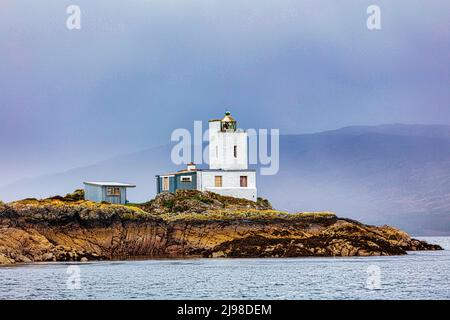 Plockton Lighthouse Keeper's Cottage , erbaut um 1880, liegt auf einer kleinen Insel, bekannt als Eilean-an-Duine auf Loch Carron, Plockton, Schottland Stockfoto