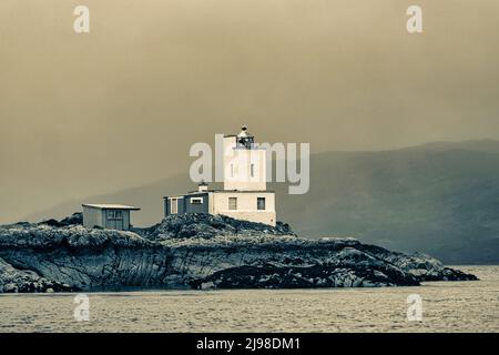 Plockton Lighthouse Keeper's Cottage , erbaut um 1880, liegt auf einer kleinen Insel, bekannt als Eilean-an-Duine auf Loch Carron, Plockton, Schottland Stockfoto