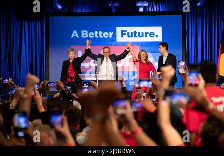 Sydney, Australien. 21.. Mai 2022. Anthony Albanese reagiert nach dem Gewinn der australischen Bundestagswahl 2022 in Sydney, Australien, 21. Mai 2022. Anthony Albanese hat seinen Sieg für seine Labour Party behauptet, nachdem der amtierende Premierminister Scott Morrison bei den australischen Bundestagswahlen 2022 am Samstag die Niederlage zugestanden hat. Quelle: Bai Xuefei/Xinhua/Alamy Live News Stockfoto