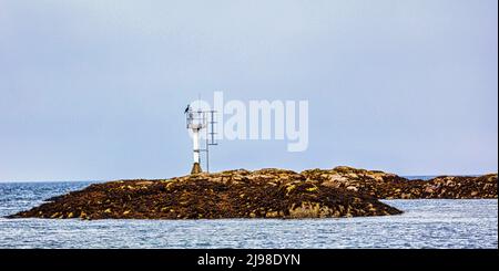 Der um 1880 erbaute Leuchtturm Plockton befindet sich auf einer kleinen Insel, die als Eilean-a-Chait bekannt ist, auf Loch Carron, Plockton, Schottland Stockfoto